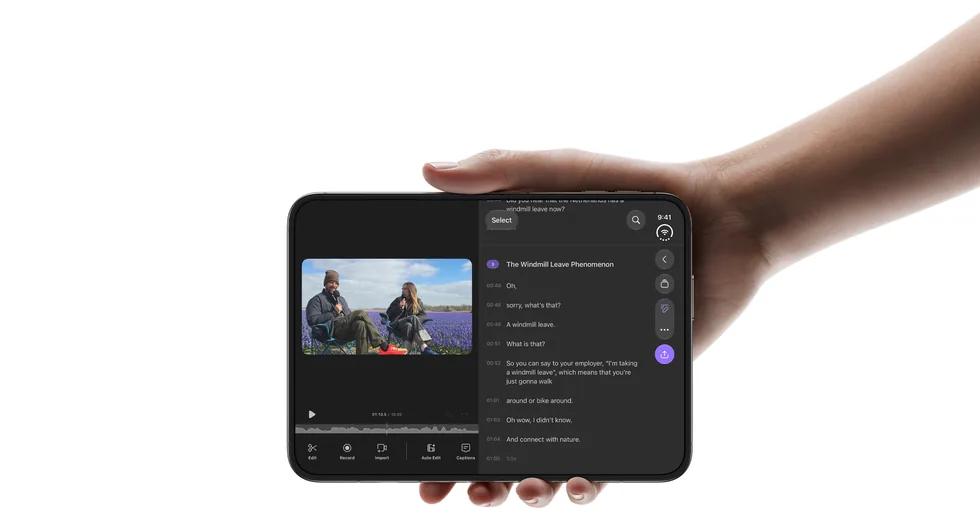 Zavřený iPhone Duo v ruce se zprávami