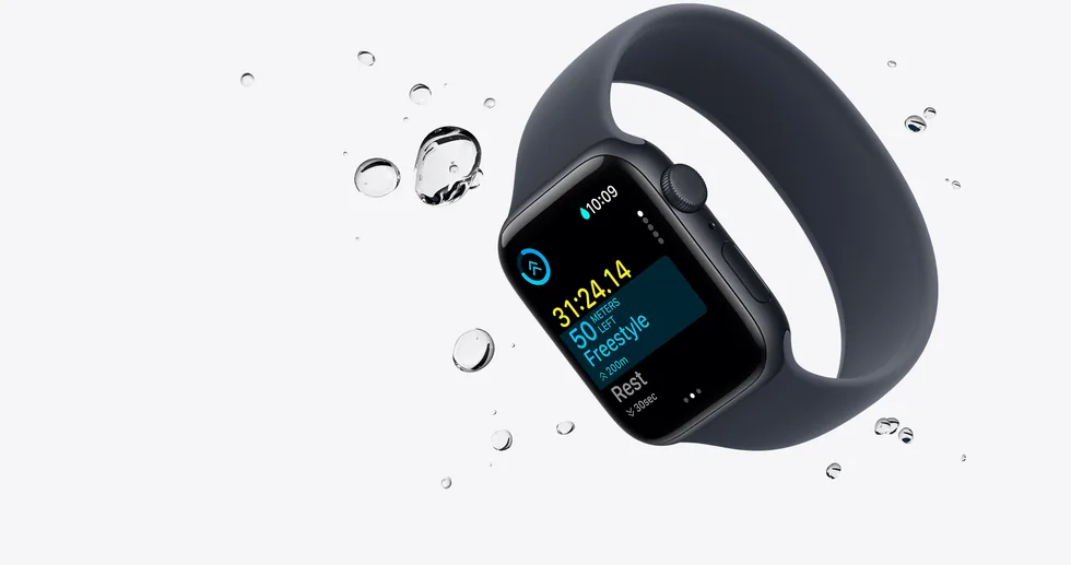 Apple Watch SE 3 s kapkami vody
