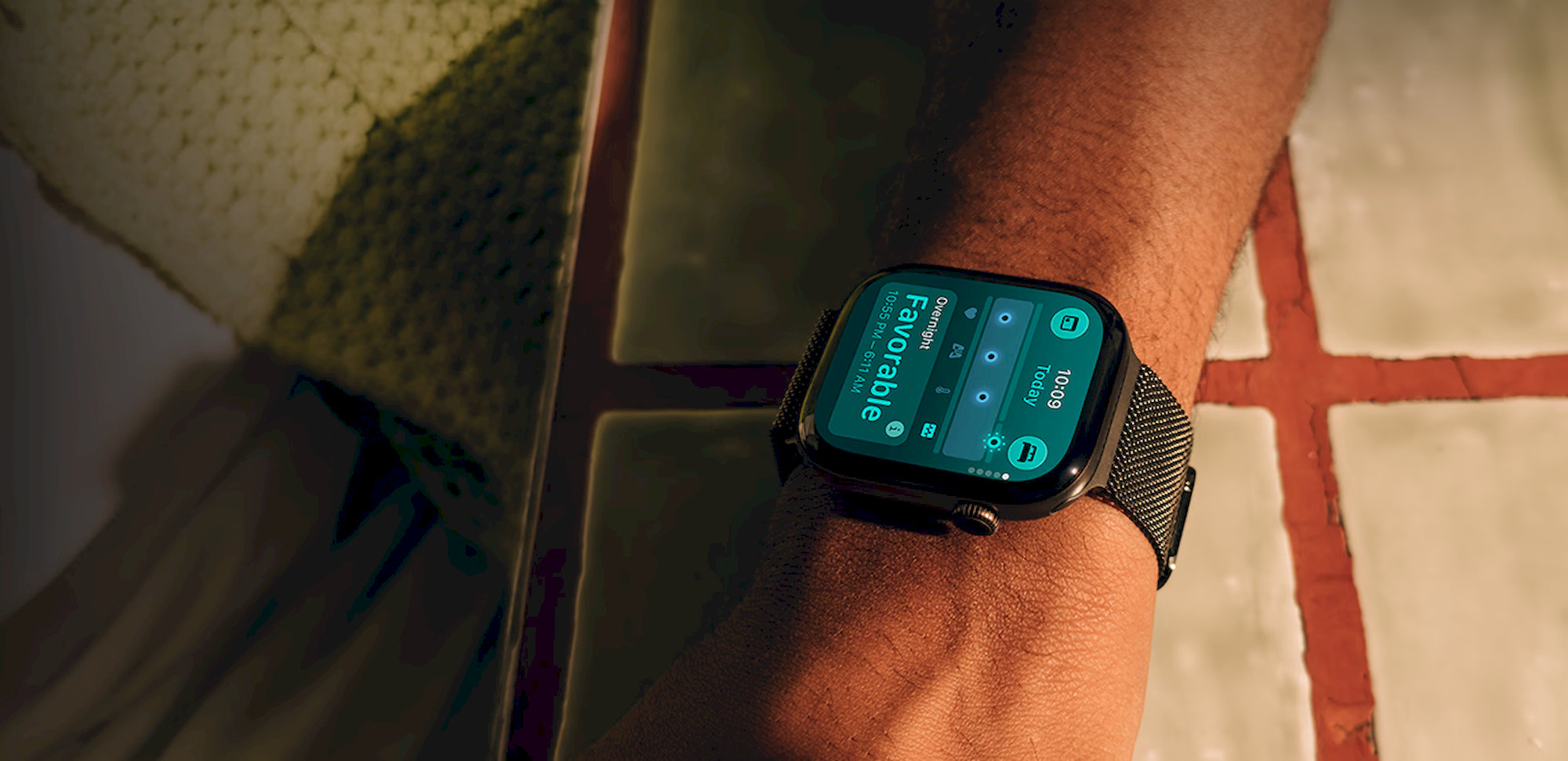 Apple Watch Series 12 Cellular (42mm) Tmavě bronzový hliník s tmavě bronzovým milánským tahem