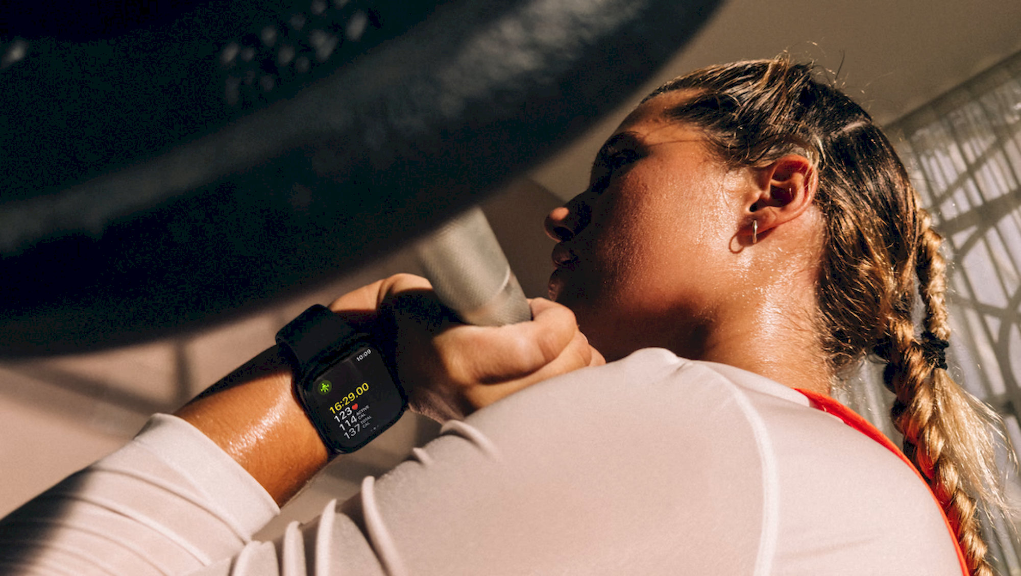 Apple Watch Series 12 Cellular (42mm) Tmavě bronzový hliník s tmavě bronzovým milánským tahem