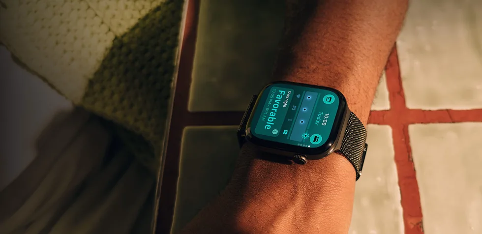 Apple Watch Series 12 na zápěstí s životními funkcemi