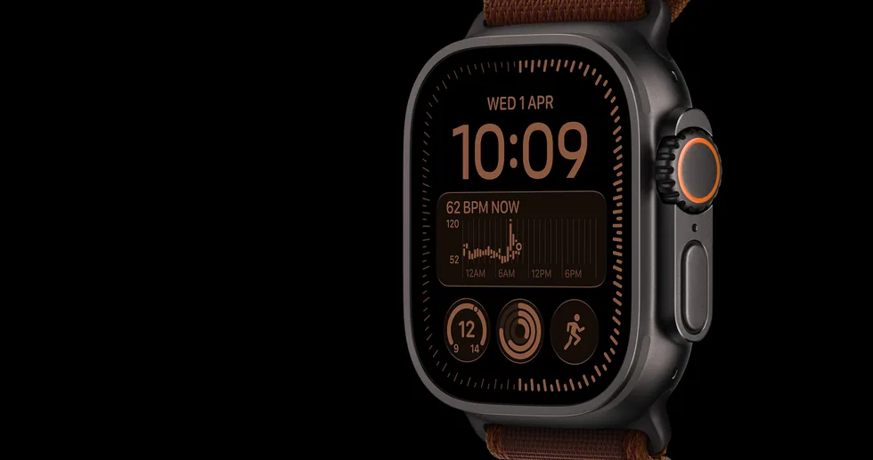 Displej Apple Watch Ultra 4 s ciferníkem zblízka