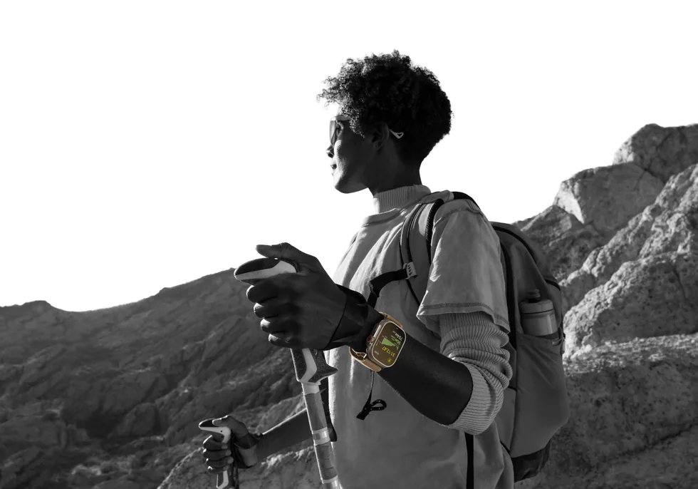 Turista s hodinkami Apple Watch Ultra 4 v horách
