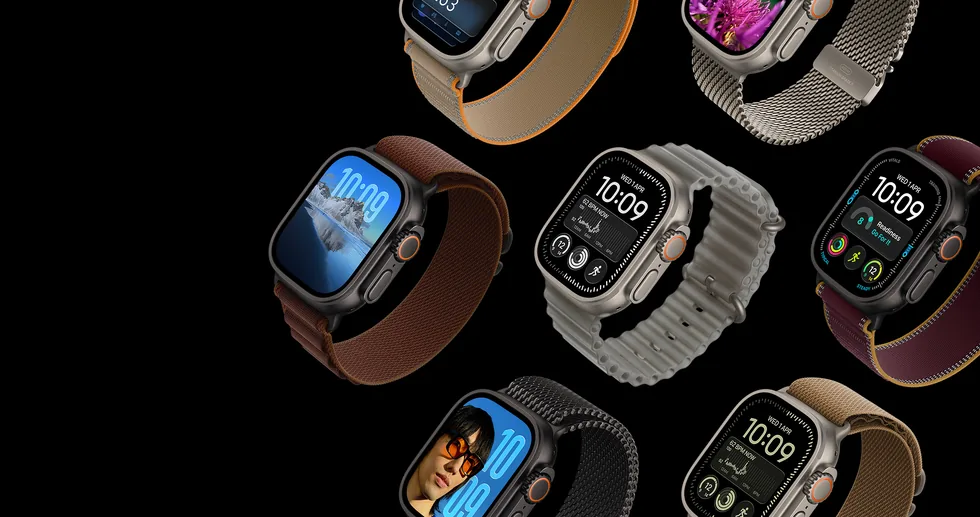Několik hodinek Apple Watch Ultra 4 s různými řemínky