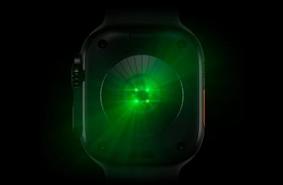 Svítící zelené LED diody snímače na zadní straně Apple Watch Ultra 4