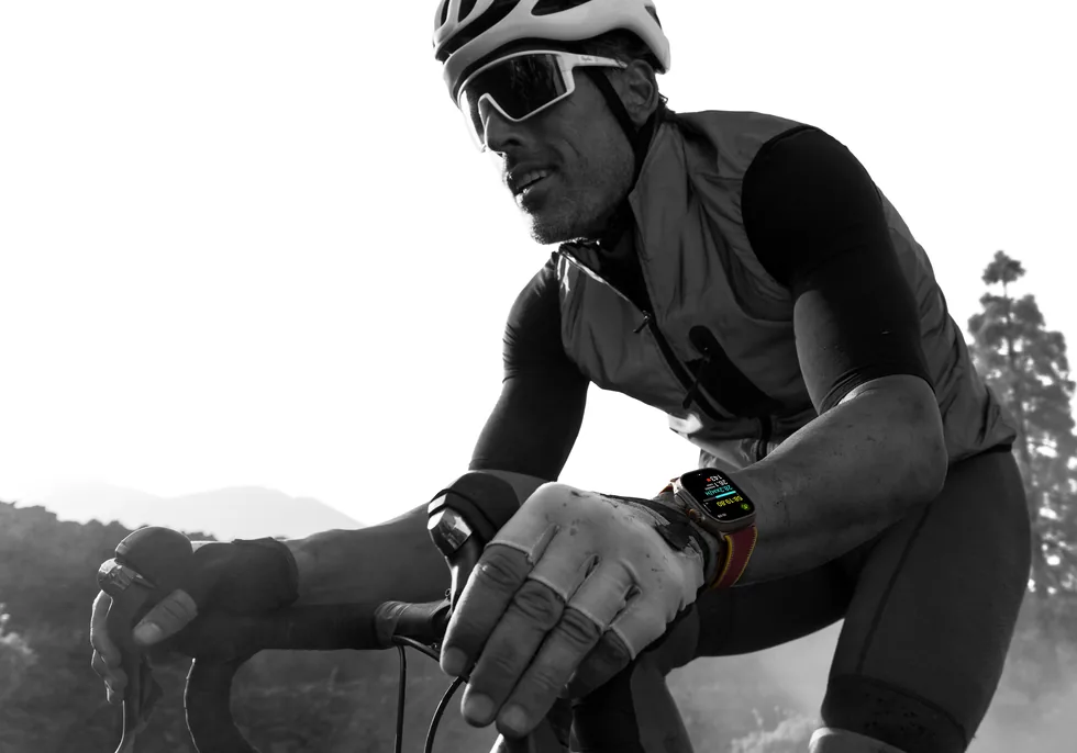 Cyklista s hodinkami Apple Watch Ultra 4