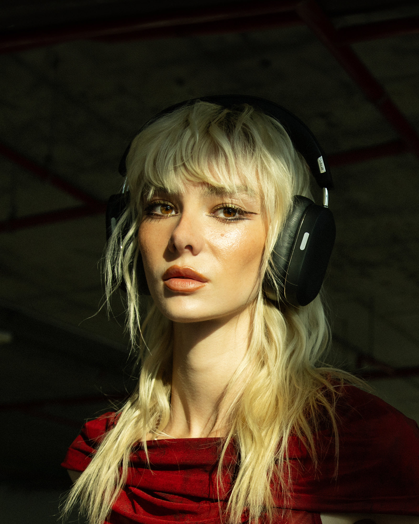 Mondo Over-Ear Headphone bezdrátová sluchátka černá