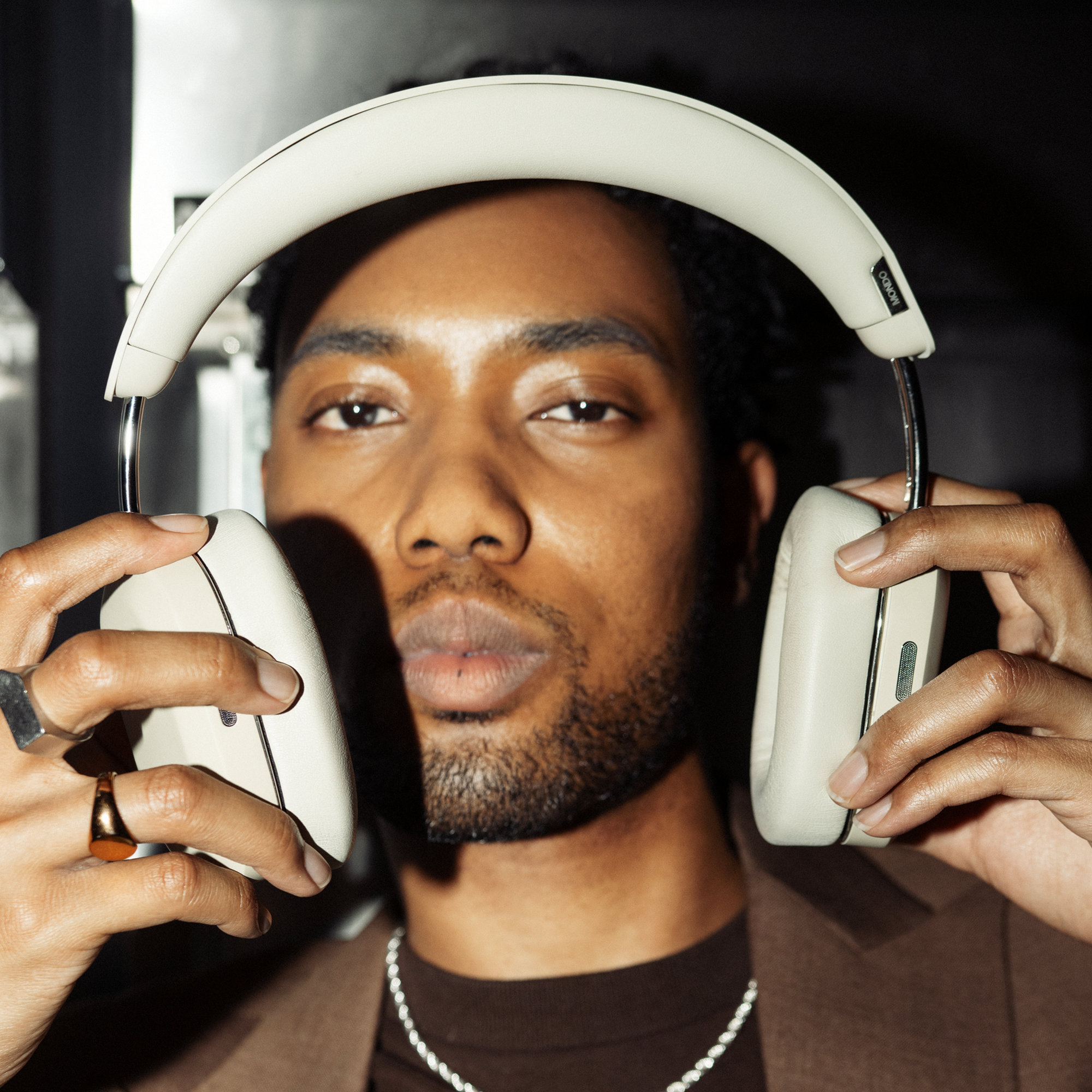 Mondo Over-Ear Headphone bezdrátová sluchátka černá