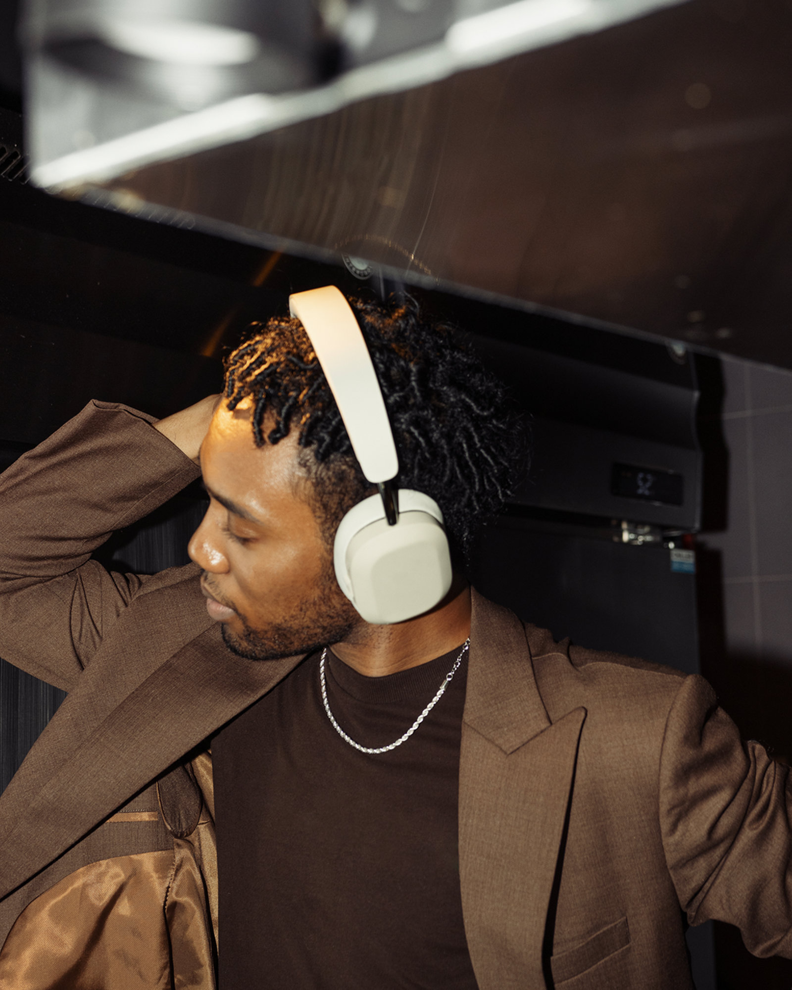 Mondo Over-Ear Headphone bezdrátová sluchátka černá