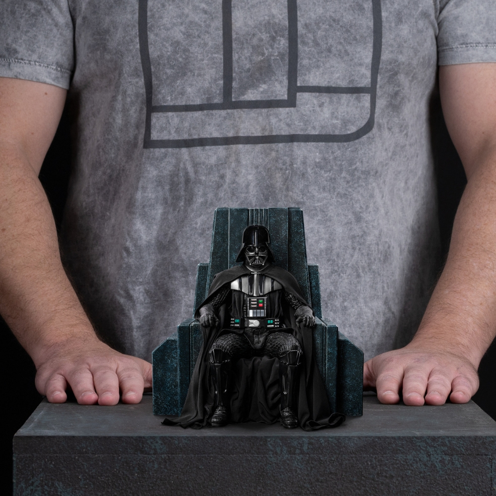 Soška Iron Studios Star Wars: Darth Vader on Throne Art Scale 1/10