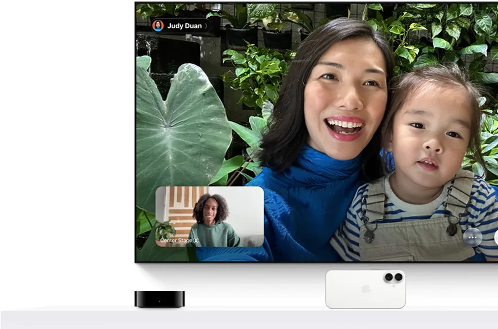 Videohovor FaceTime na televizi, pod ní Apple TV 4K a iPhone jako kamera