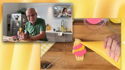 Videohovor se záběrem shora na stůl, kde vzniká papírová zmrzlina
