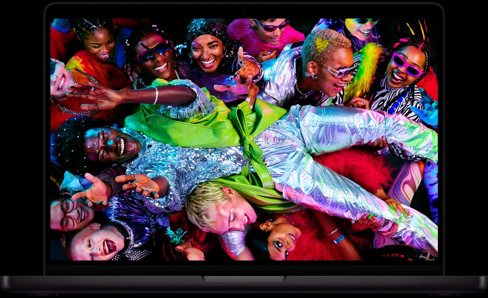Barevná fotka davu na Liquid Retina XDR displeji MacBooku Pro