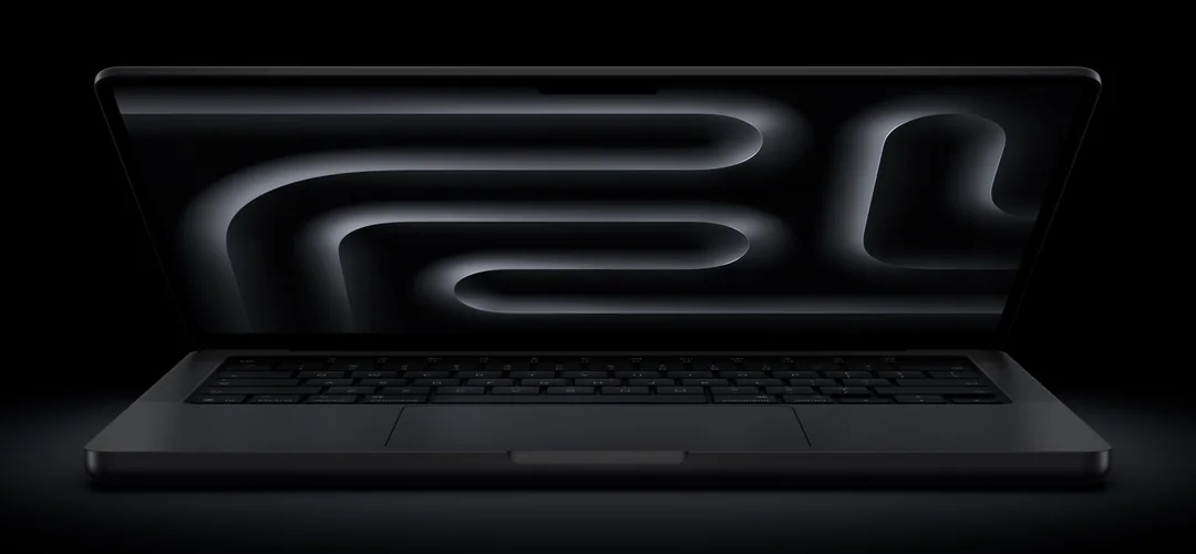 Otevřený MacBook Pro na tmavém pozadí