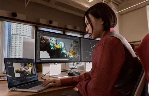 MacBook Pro připojený ke dvěma externím monitorům