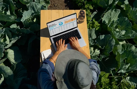 Práce na MacBooku Pro venku na přímém slunci