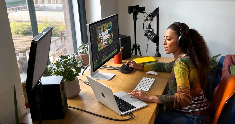 MacBook Pro připojený k externímu monitoru na pracovním stole