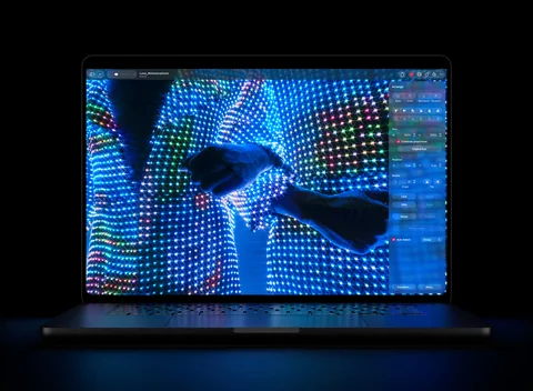Rychle se pohybující světelná grafika na displeji MacBooku Pro