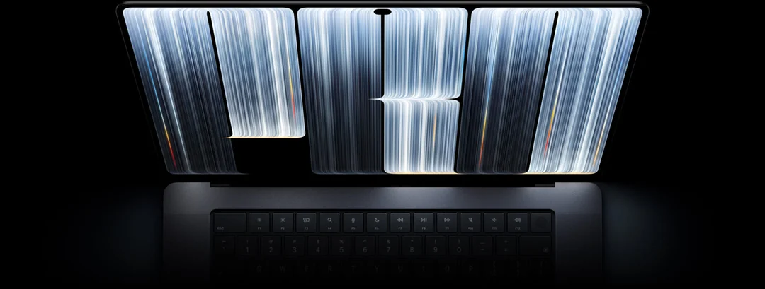Otevřený MacBook Pro s PROLED XDR displejem ve tmě