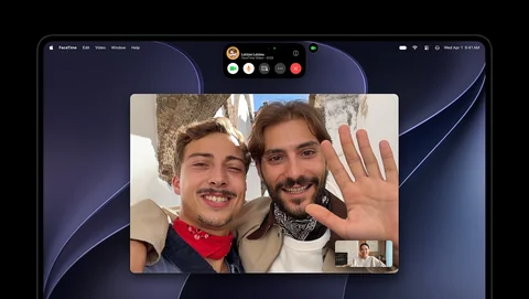 Dva lidé ve videohovoru na displeji MacBooku Pro