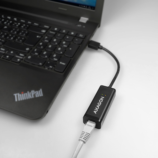 AXAGON ADE-SR připojený k notebooku ThinkPad