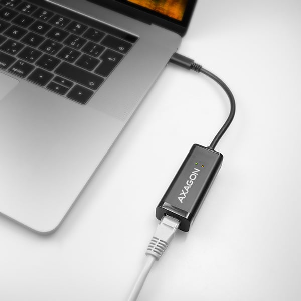 AXAGON ADE-SRC připojený k notebooku MacBook