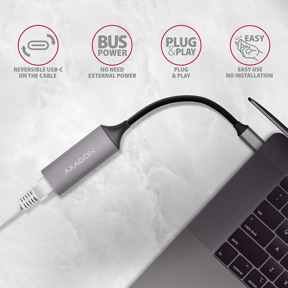 AXAGON ADE-TRC připojený k notebooku přes reverzibilní USB-C