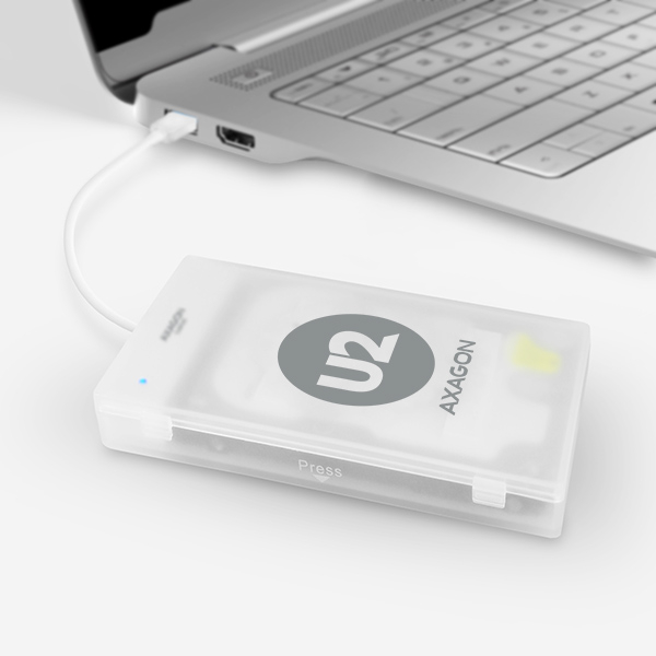 AXAGON ADSA-1S připojený k notebooku bez nutnosti externího napájení