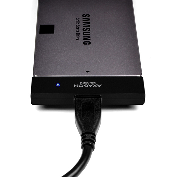 AXAGON ADSA-1S6 připojený k SSD disku Samsung s aktivní LED diodou