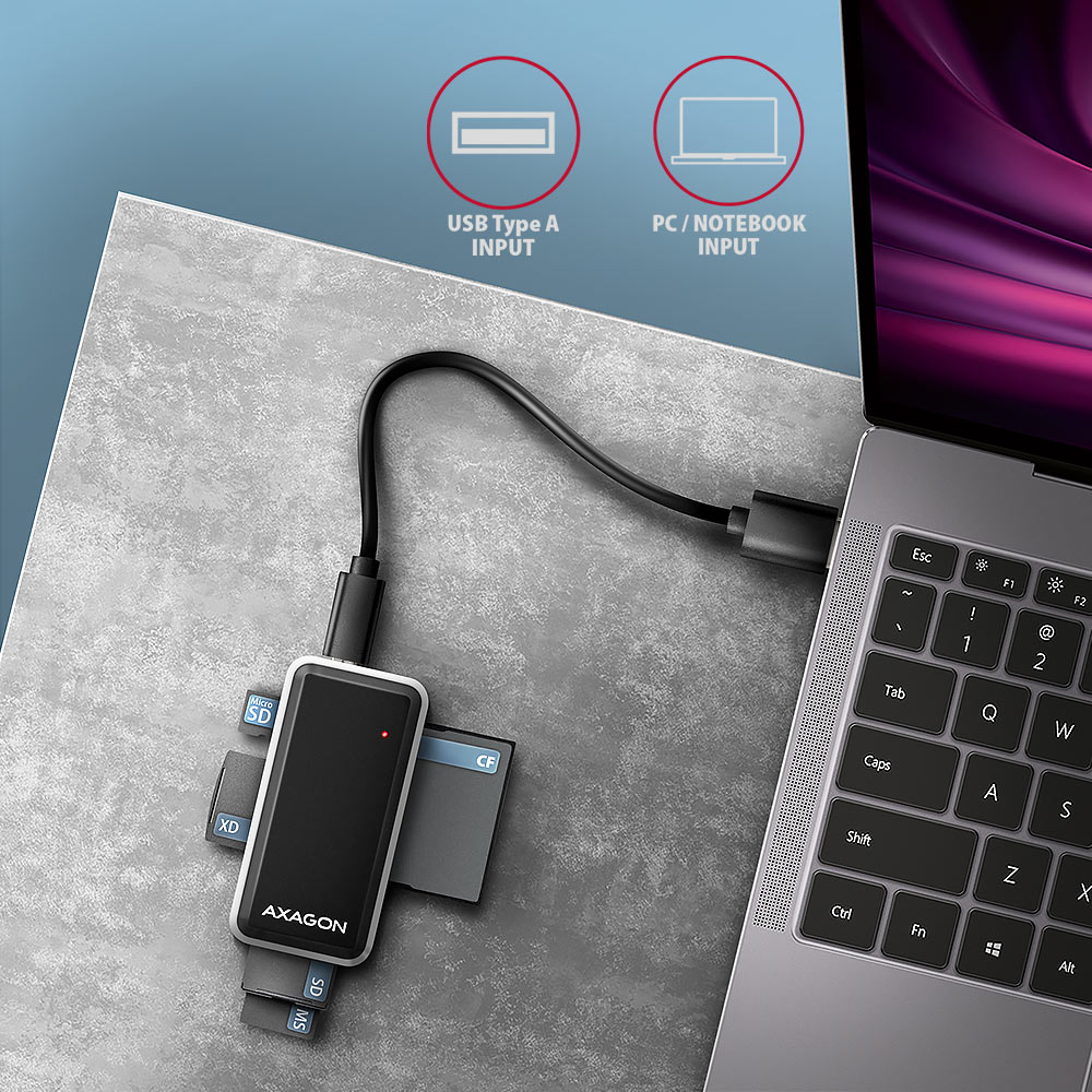 AXAGON CRE-X1 připojená USB kabelem k notebooku