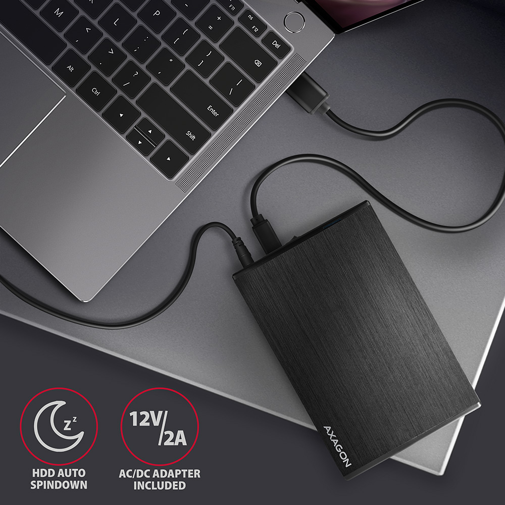 AXAGON EE35-XA3 připojený k notebooku s přiloženým napájecím adaptérem
