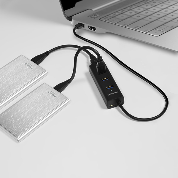 Hub HUE-S2B připojený k notebooku se dvěma externími disky