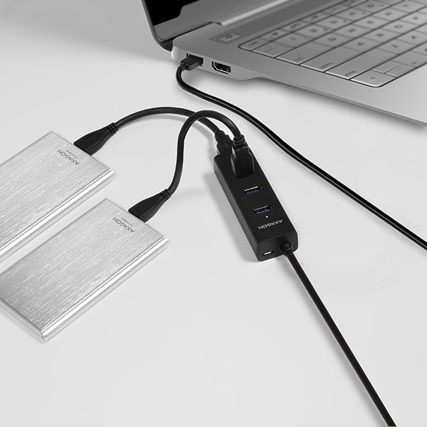 Hub HUE-S2BL připojený k notebooku se dvěma externími disky
