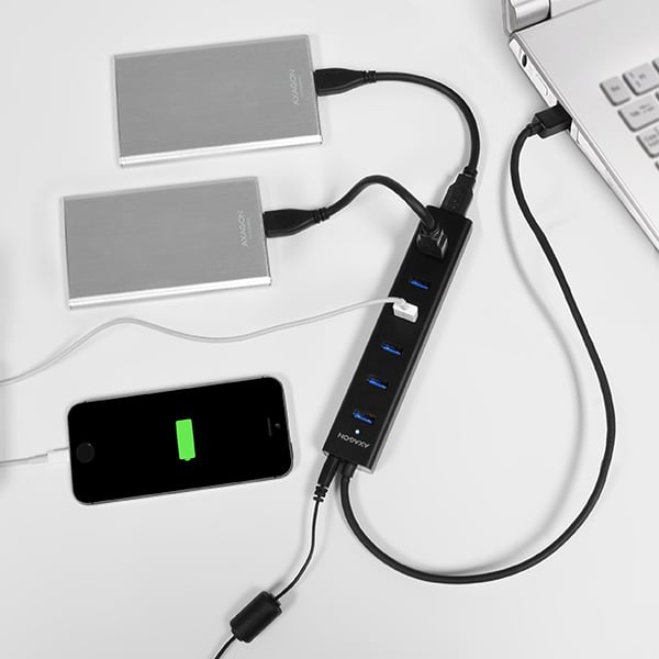 Nabíjení telefonu a disků přes hub HUE-SA7BP se síťovým adaptérem