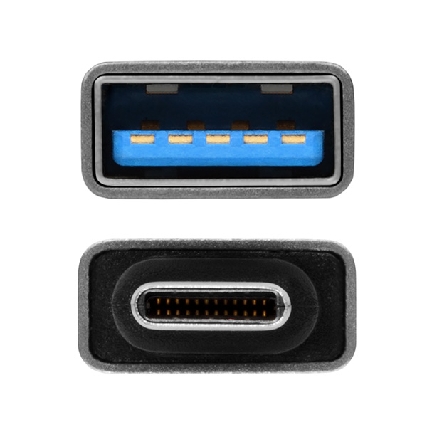 Detail konektorů adaptéru RUCM-AFA – USB-A výstup a USB-C vstup
