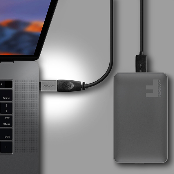 AXAGON RUCM-AFA připojený k notebooku a externímu disku s USB-A konektorem